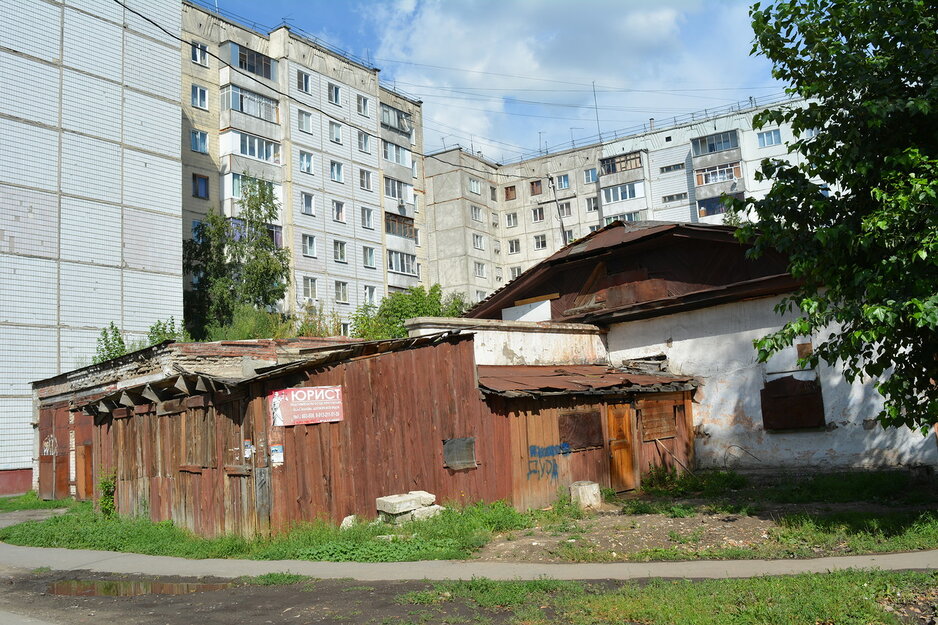 100-летнее здание, основавшее район Докучаево, снесли в Барнауле