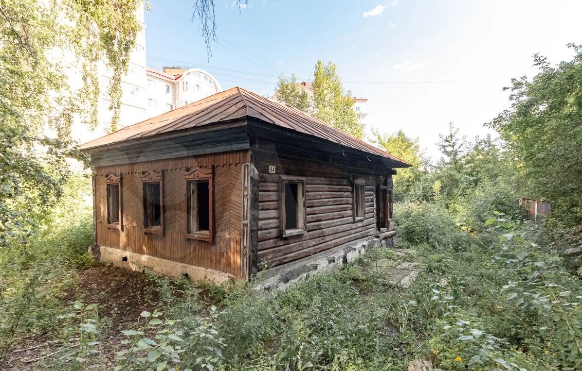 Во дворе барнаульской новостройки очень дорого продают заброшенную избу