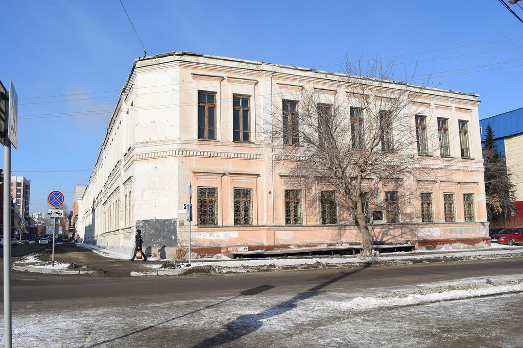 Здание богадельни разрушается в центре Барнаула