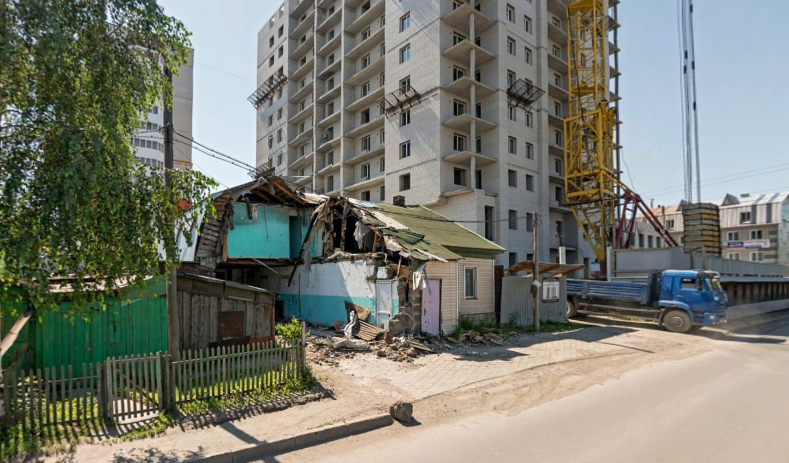 Барнаулец выкупил землю во дворе новостройки и запрещает по ней ходить