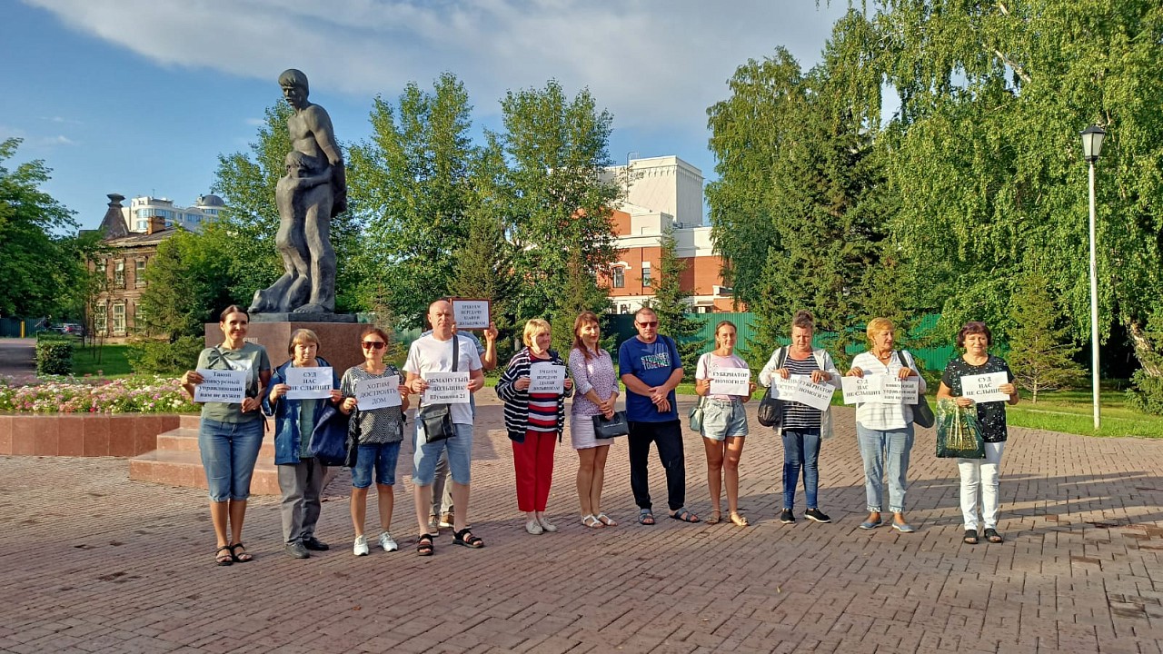 Дольщики замороженного 8-летнего долгостроя вышли на митинг в Барнауле