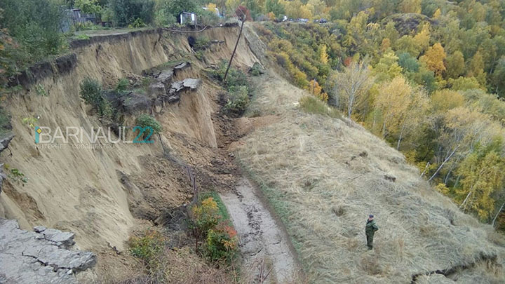 Земли с дачами на берегу Оби обрушились в Барнауле