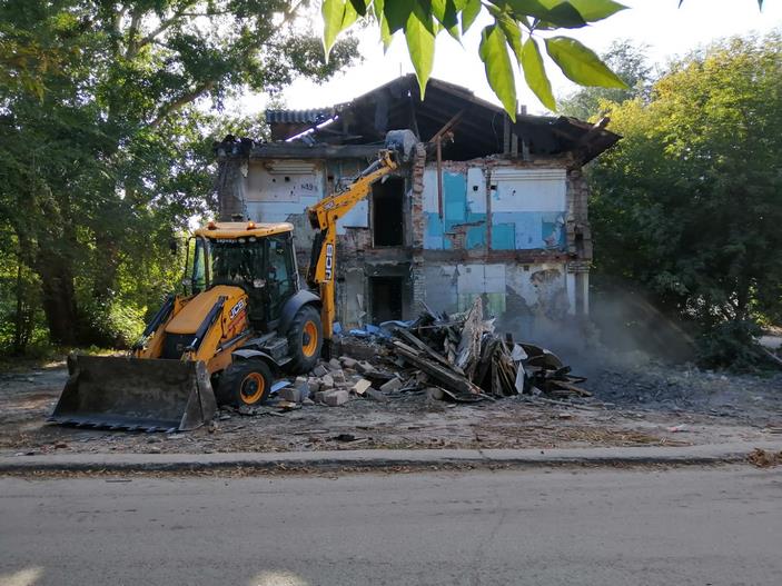 Три аварийные двухэтажки снесли в Барнауле