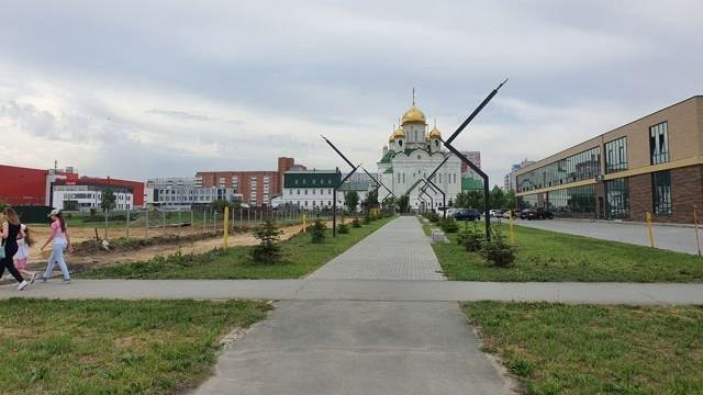 Огромный стеклянный бизнес-центр начали возводить в барнаульских новостройках